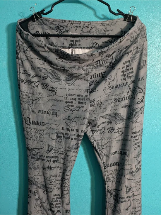 No Boundaries Gray Script Print Boot Cut Leggings - Picture 3 of 7